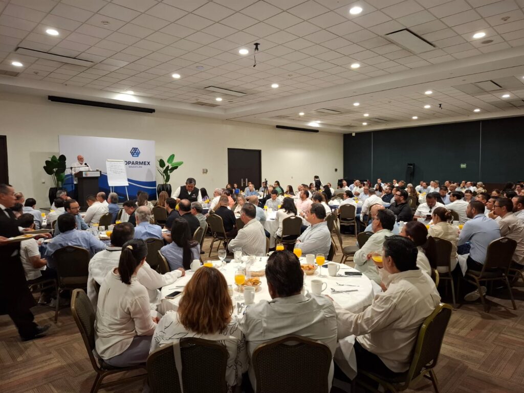 Manuel Clouthier en conferencia