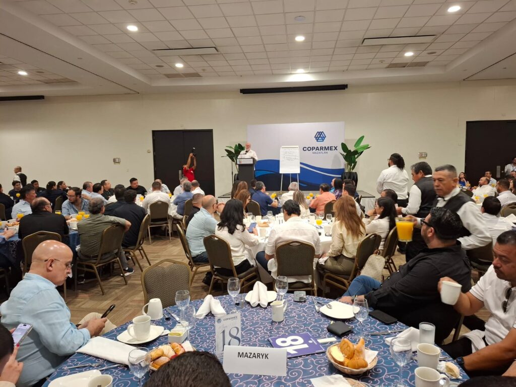 Manuel Clouthier en conferencia