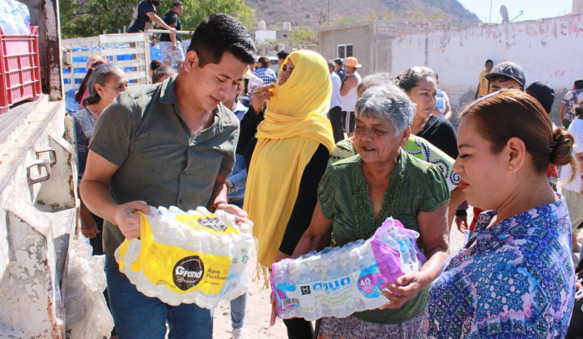 Entrega de agua embotellada a familias de comunidades de Juan José Ríos