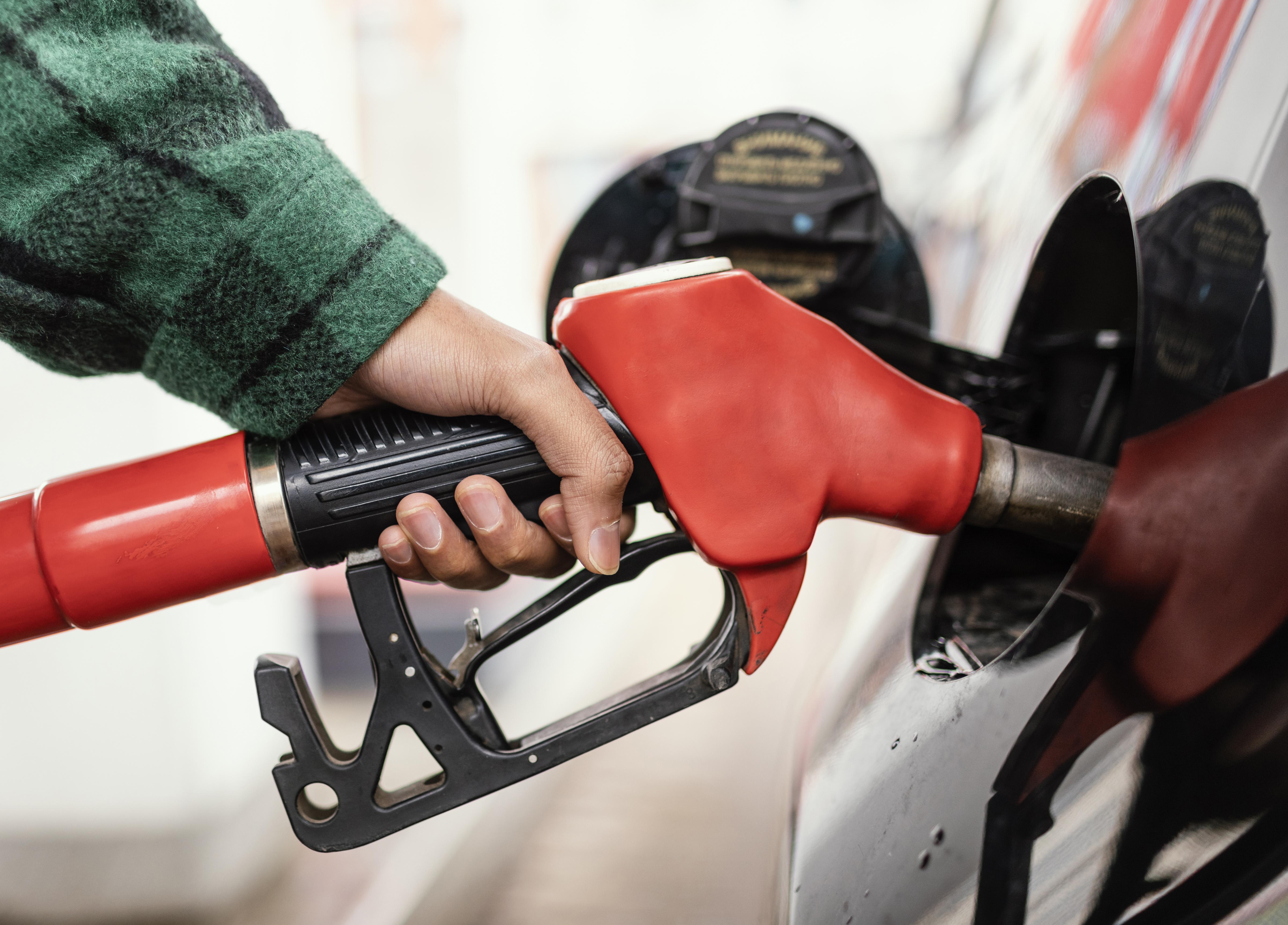 ¿Planes para este domingo? Consulta el precio del litro de gasolina antes de llenar el tanque