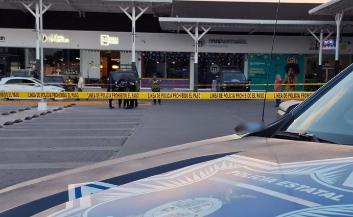 hombre asesinado en el estacionamiento de una plaza comercial