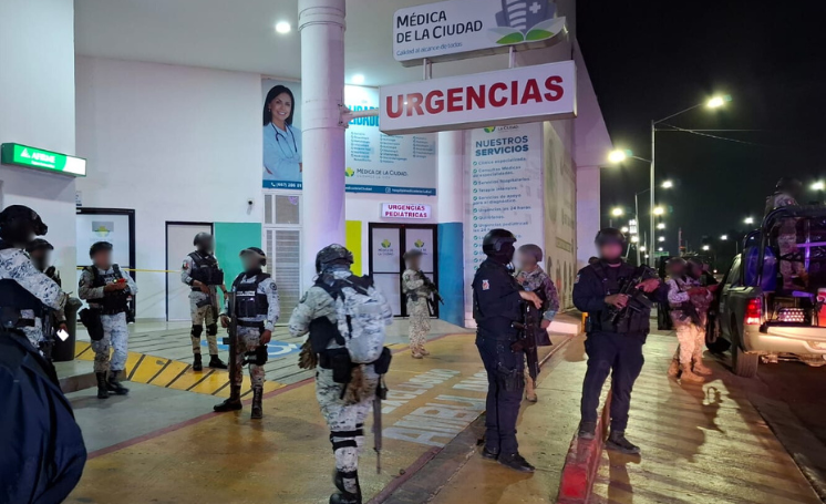 Elementos de seguridad de Sinaloa resguardan una clínica