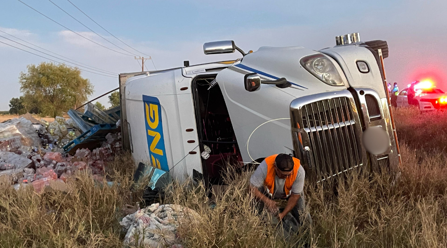Un tractocamión sufrió una volcadura sobre la carretera internacional México 15.