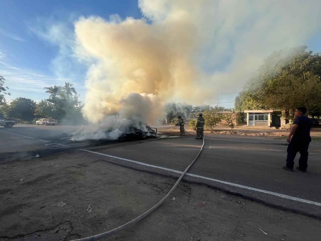Se incendia remolque cargado con 150 pacas.