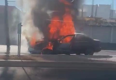 auto incendiado en Culiacán