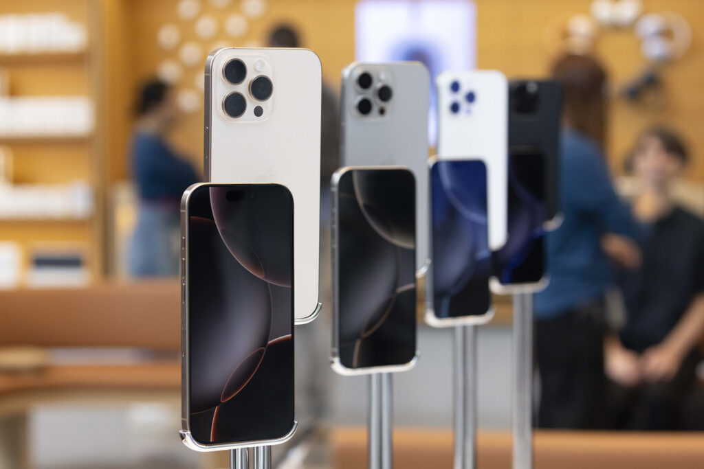 Trump amenaza a Apple con aranceles del 25 % si sus dispositivos iPhone no se fabrican en EU
