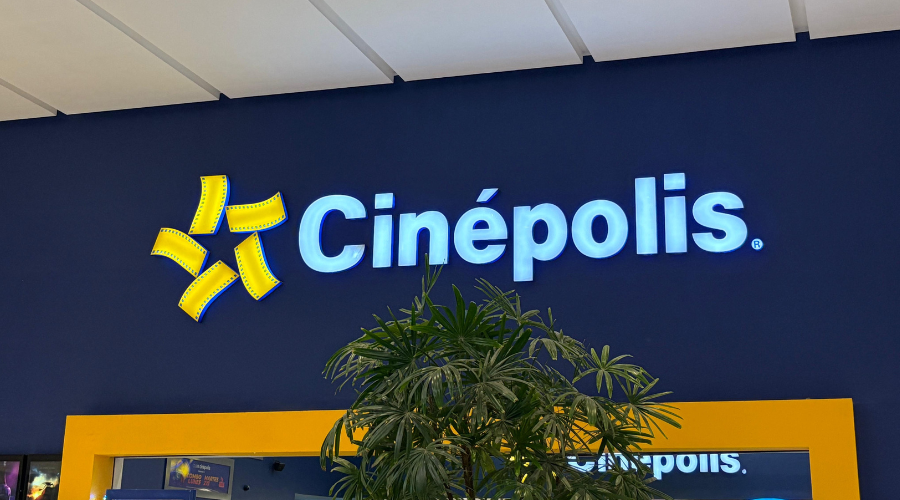 Establecimiento de Cinépolis con un arbol