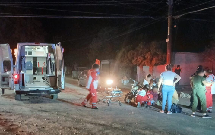 Paramédicos de la Cruz Roja brindan primeros auxilios
