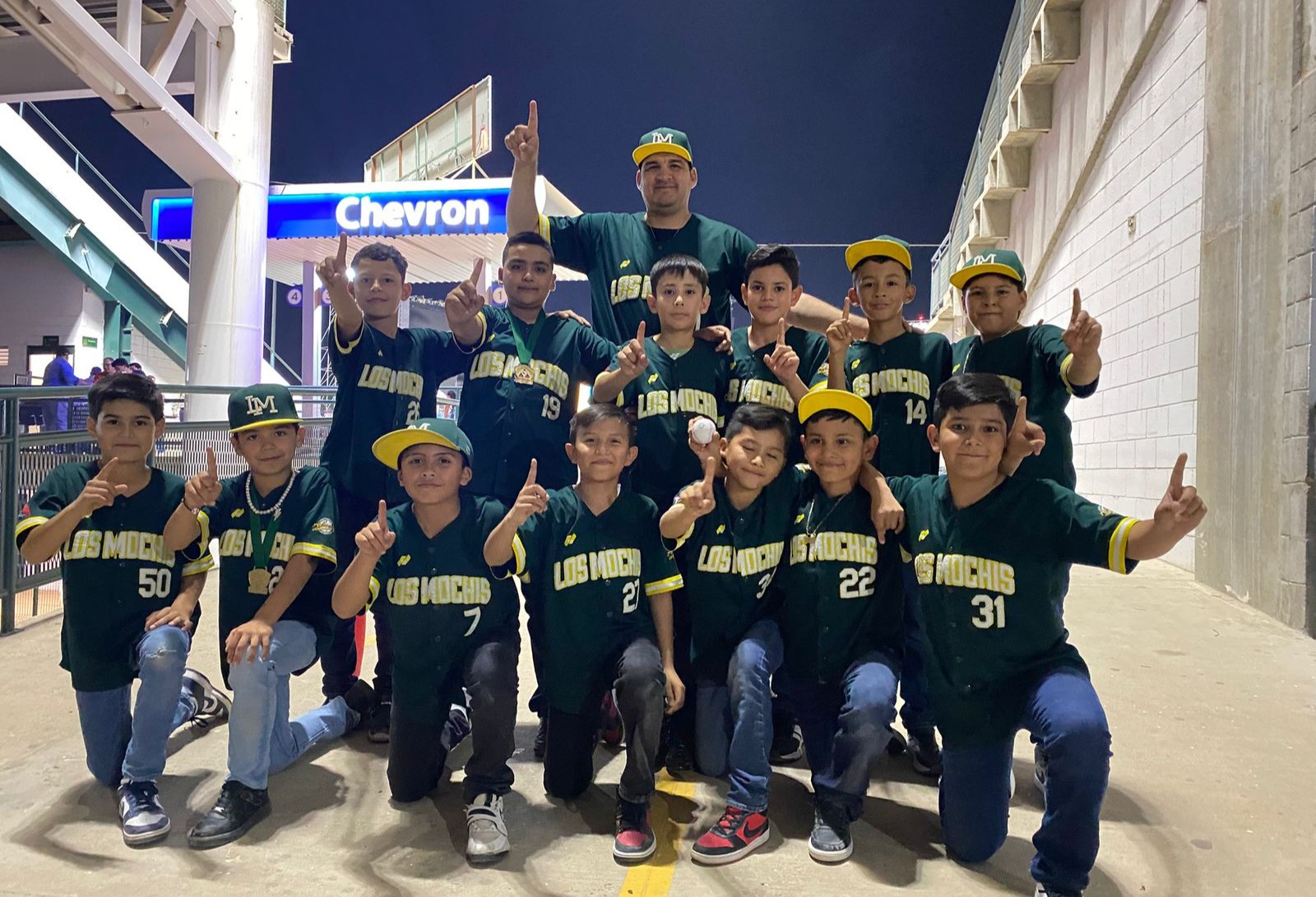 niños beisbolistas