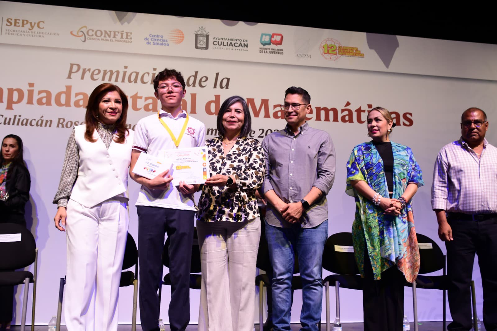 Entreghan premio por olimpiadas estatal y nacional de matemáticas