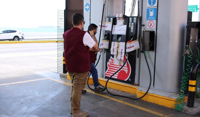 Inspector de Profeco en gasolinera