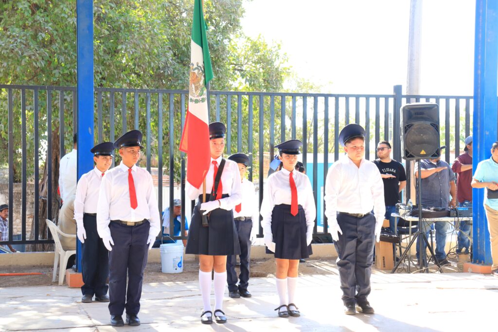 Niños en escolta por honores a la bandera