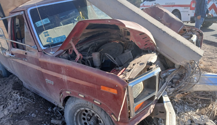Frente de la camioneta destrozada tras choque contra un poste