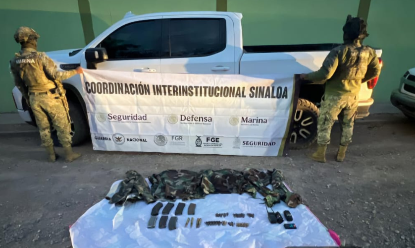 Autoridades aseguran cinco vehículos. Entre ellos, se encontraba municiones y equipo táctico