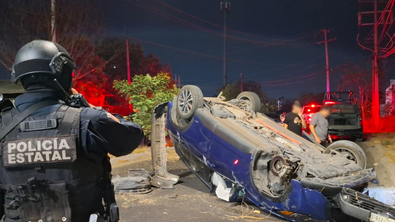 El vehículo quedó con las llantas hacia arriba tras accidente