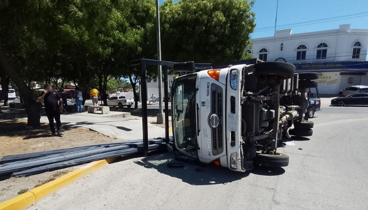 Volcadura de camión con varillas de acero
