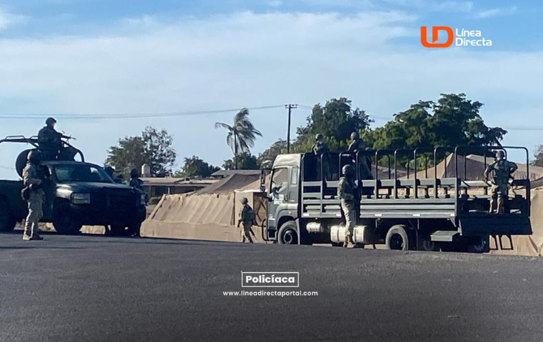 Elementos del Ejército Mexicano delimitan el área tras la volcadura de vehículo blindado