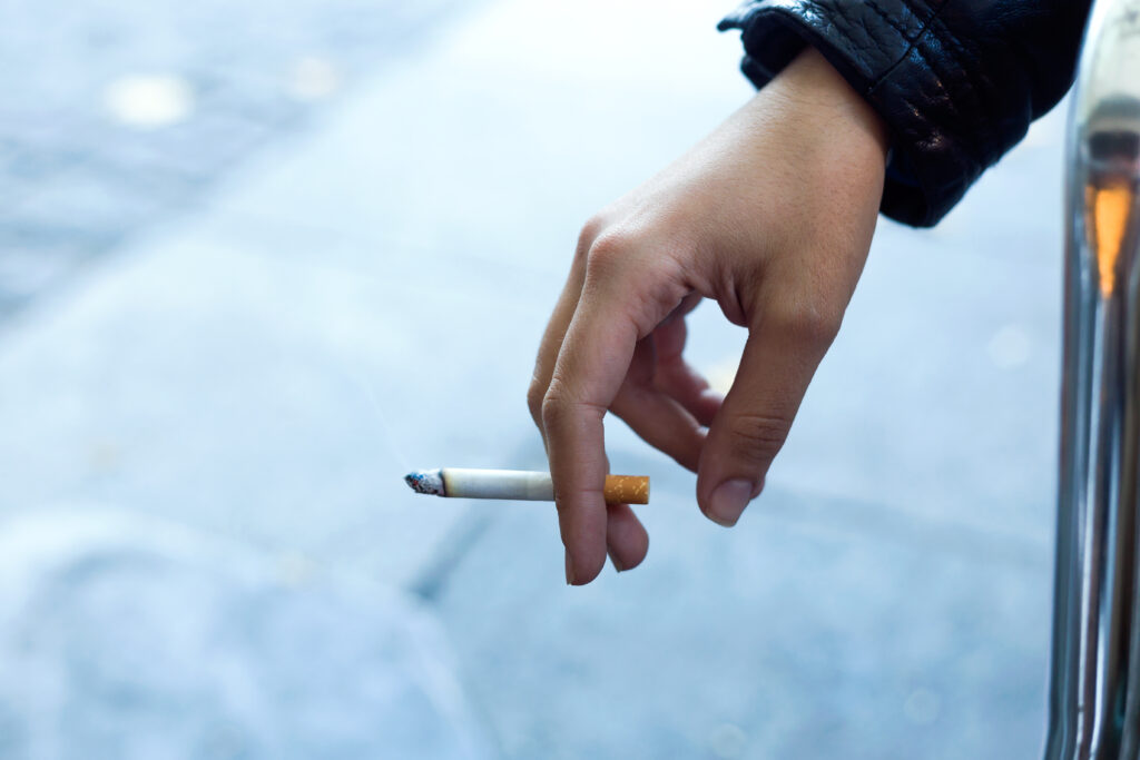 ¡Fumar cuesta caro! Mexicanos gastan casi 500 pesos al mes en cigarros