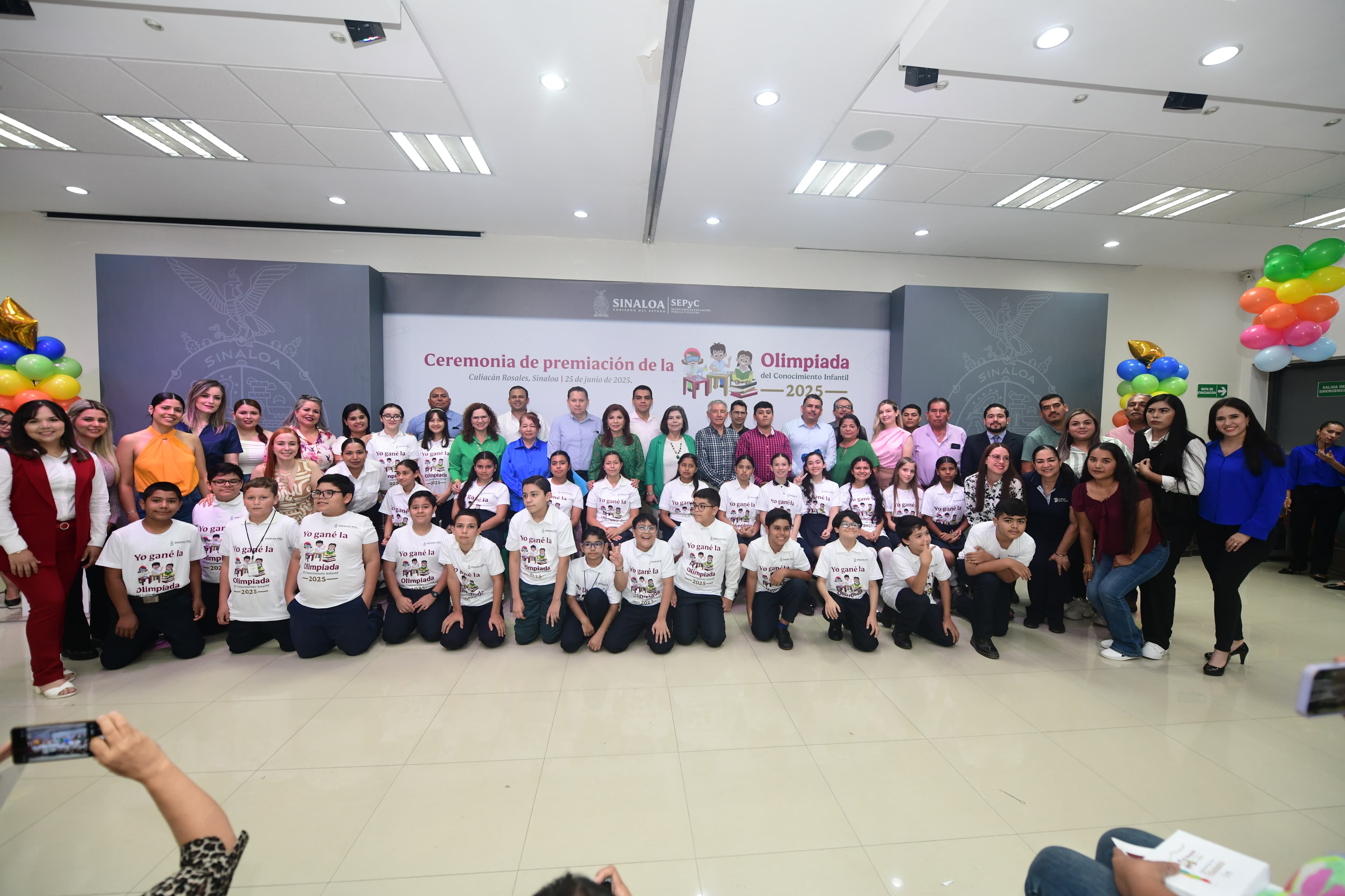 Reciben becas los 27 ganadores de la Olimpiada Estatal
