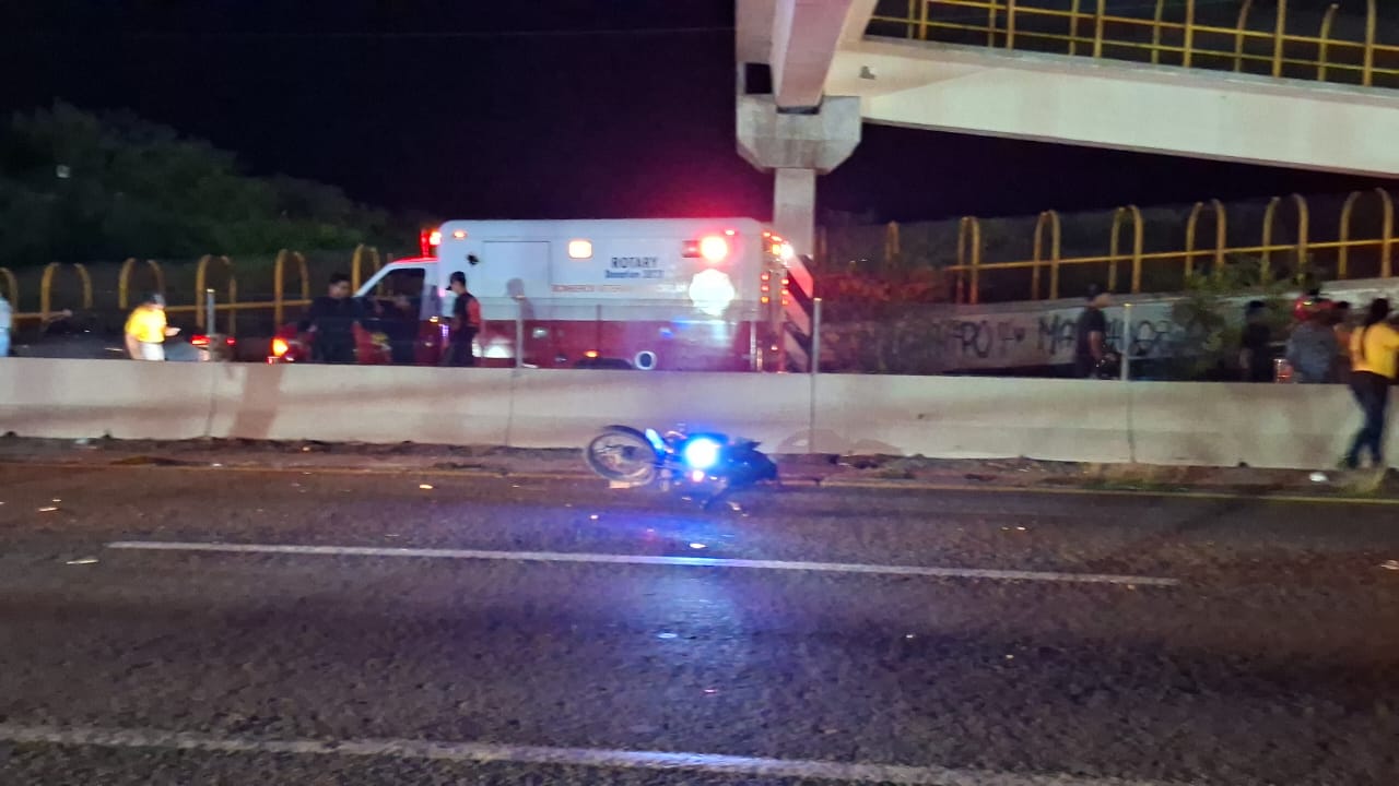 Pareja de motociclistas mueren al ser embestidos por un vehículo