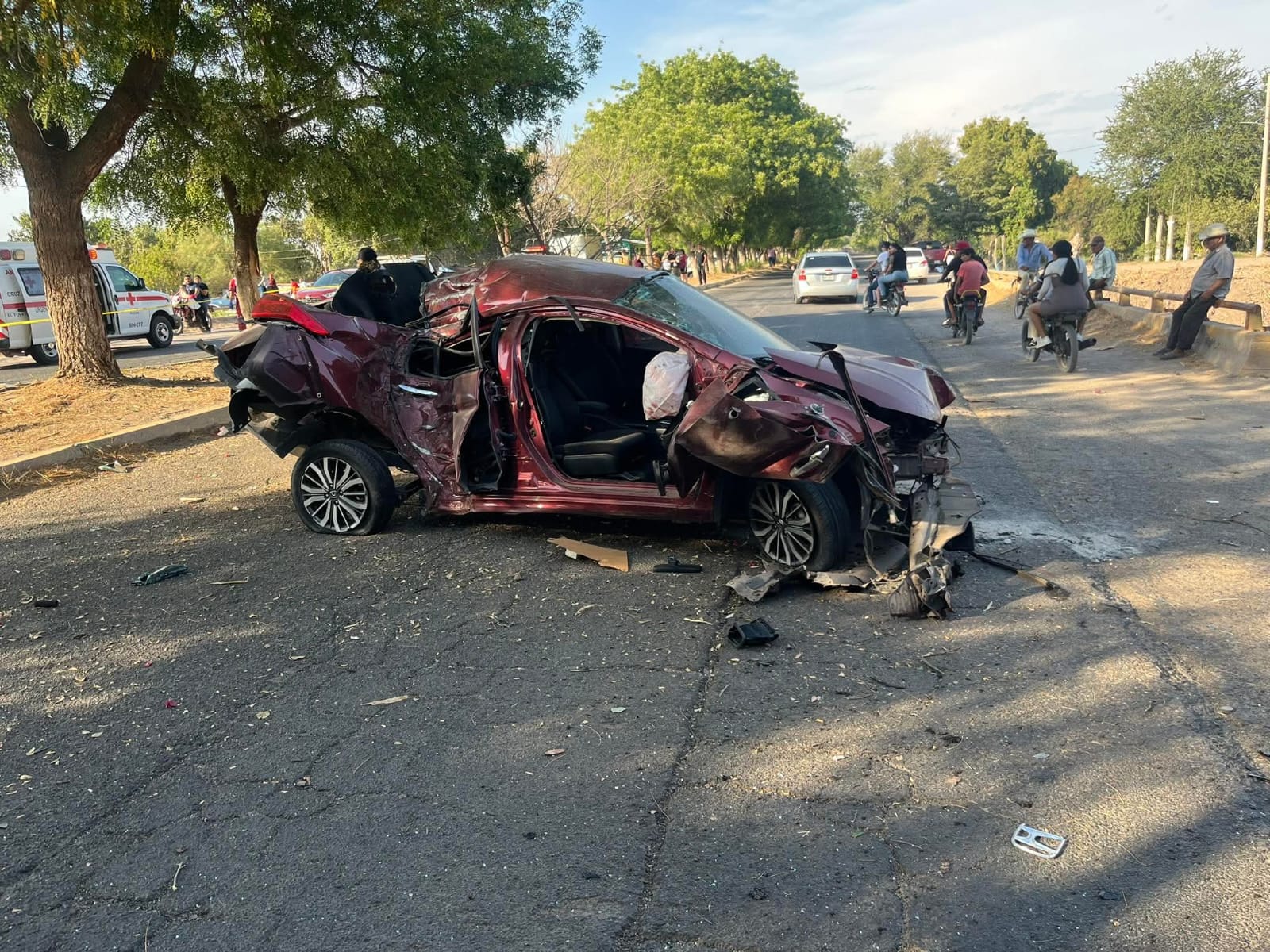 Muere conductor al chocar con un árbol