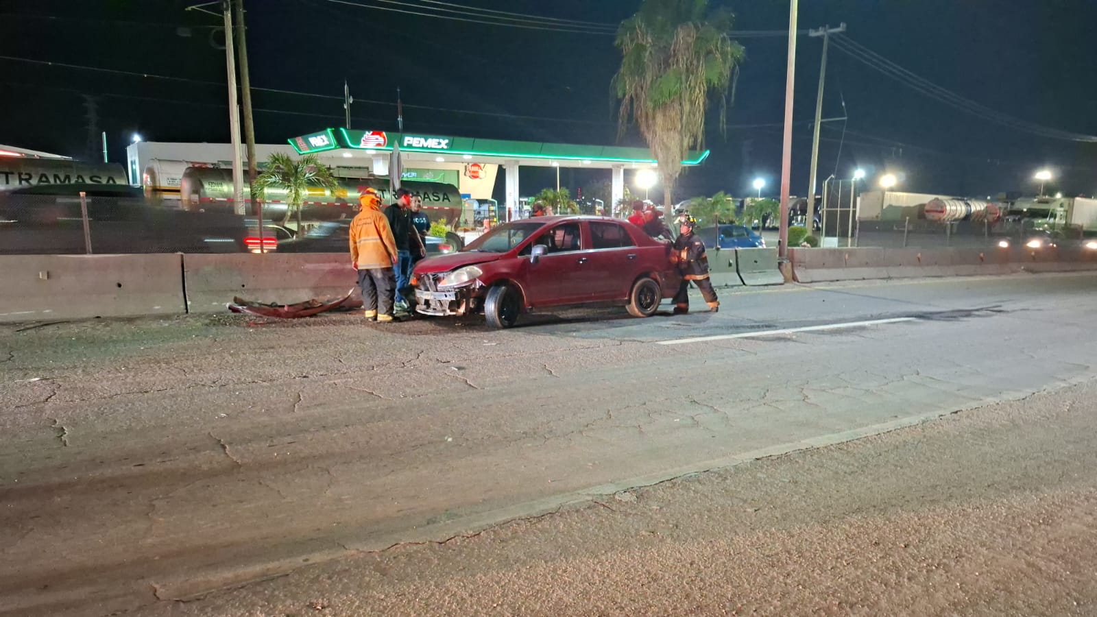 Por esquivar un perro, pareja termina en un accidente