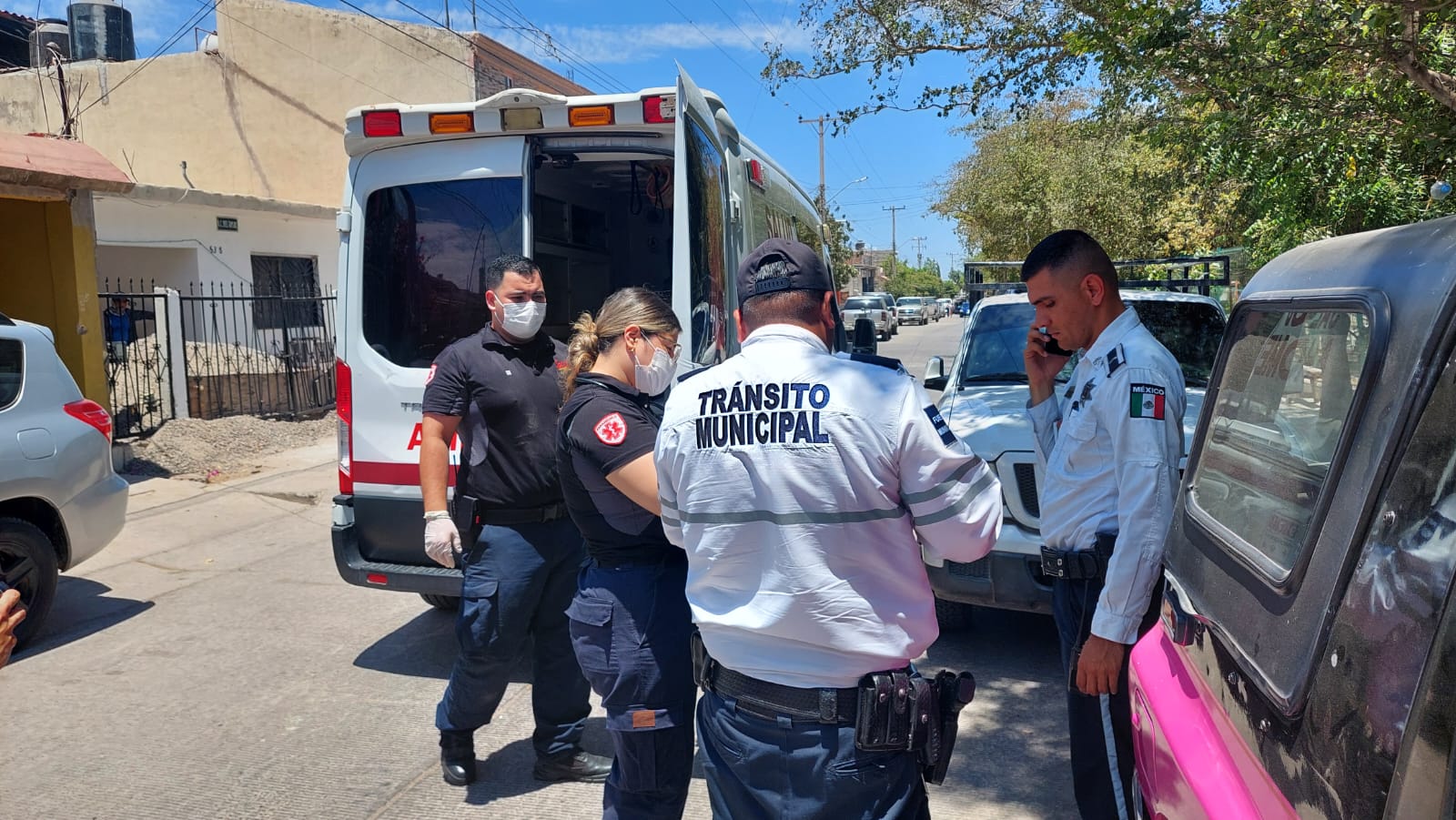 Hombre resulta con posible fisura en una rodilla tras caer de una bicicleta