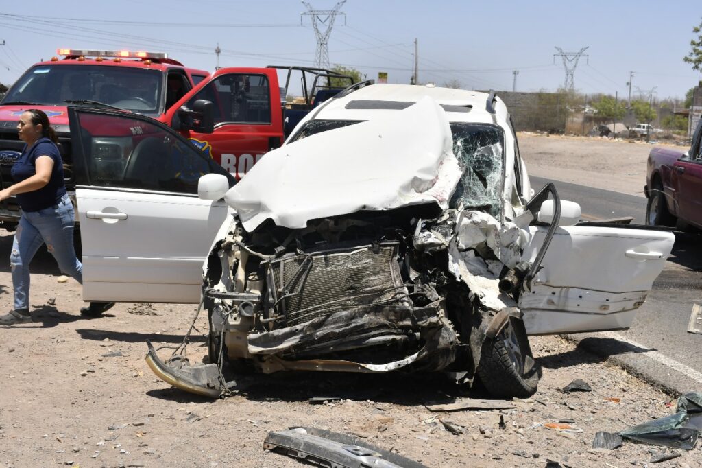 Fuertes daños en una camioneta Honda Pilot.