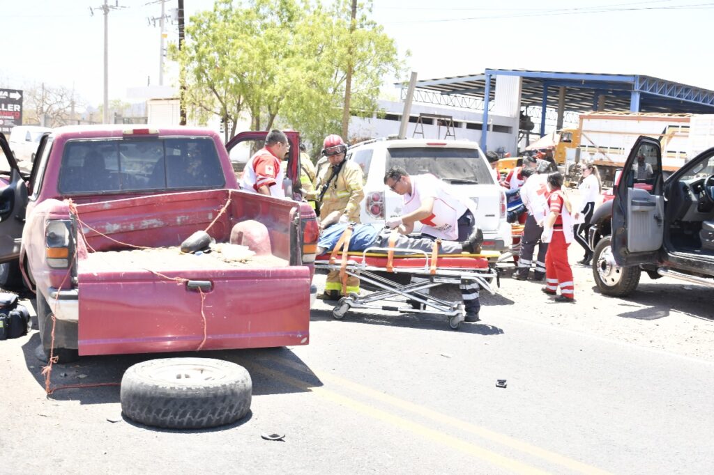 Paramédicos y bomberos auxiliando a uno de los lesionados.