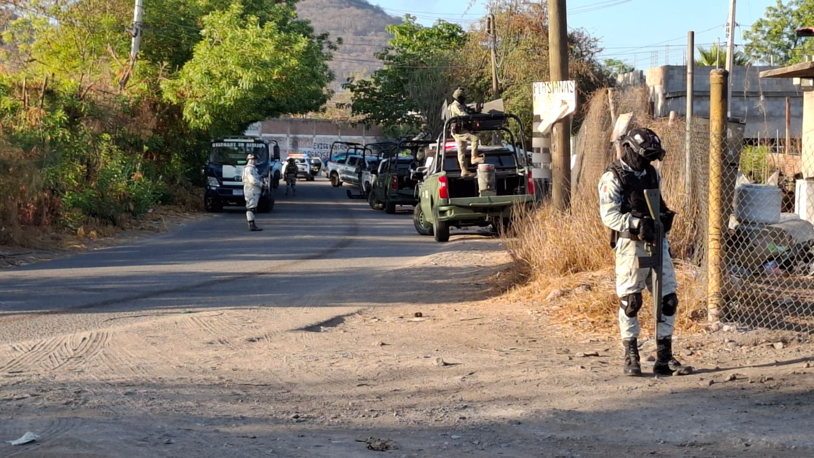Ejército Mexicano apoyando a elementos de la GN tras el accidente.