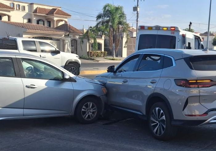 Vehículo impactado contra una vagoneta.
