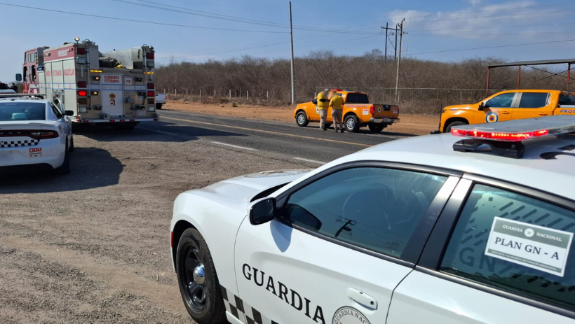 Elementos de la Guardia Nacional División Caminos y bomberos auxilian a los lesionados tras el accidente