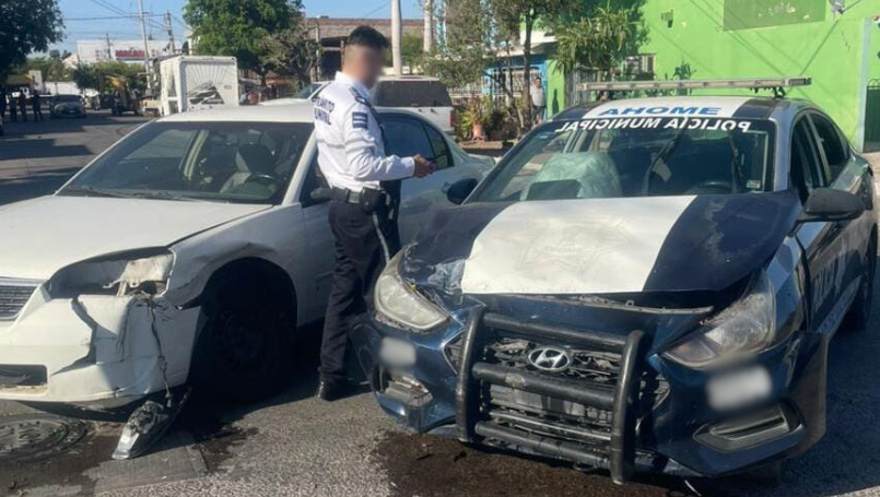 Los vehículos presentaron daños en la carrocería tras el impacto