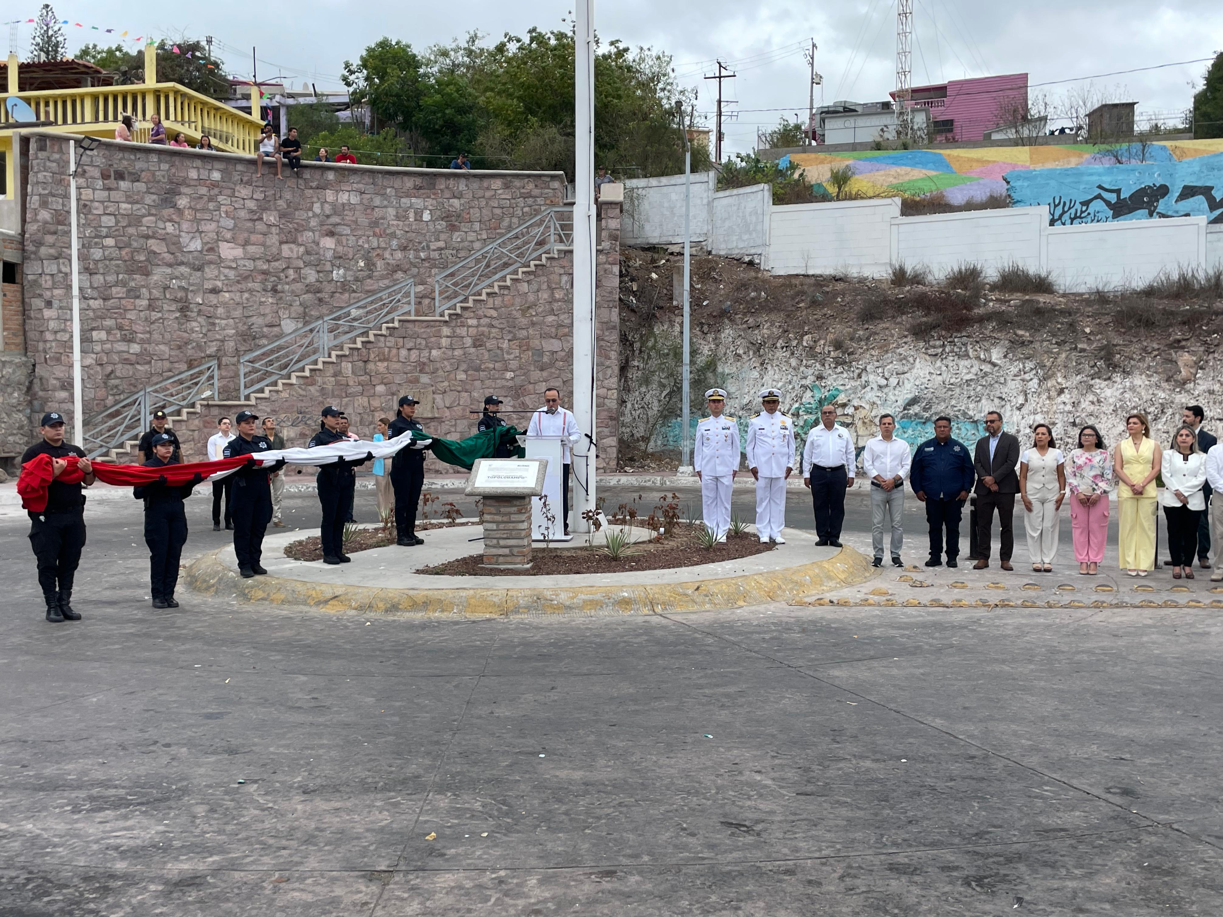 Acto izamiento de bandera para conmemorar el Día Nacional de la Marina en Topolobampo.