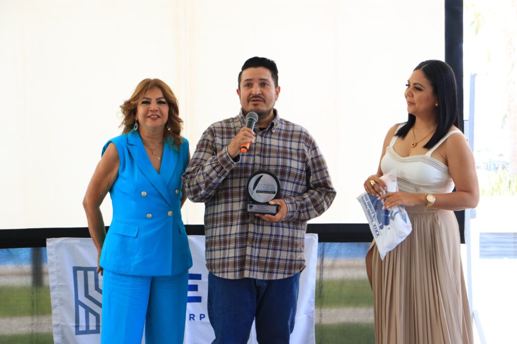 Adrián González y “Lupita” Castro, de Línea Directa, reciben galardón de periodismo Saúl Guevara Nava