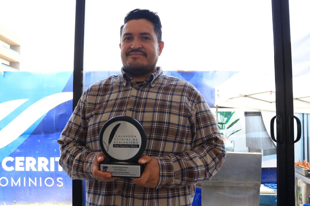 Adrián González y “Lupita” Castro, de Línea Directa, reciben galardón de periodismo Saúl Guevara Nava