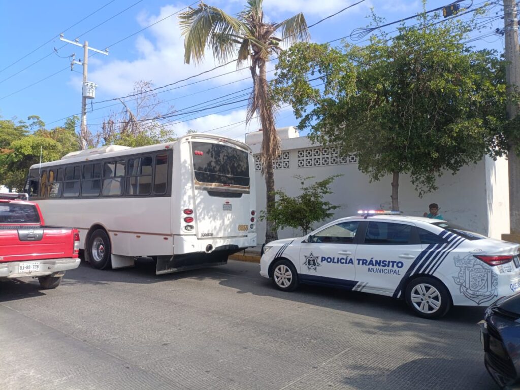 Policía de Tránsito Municipal en el lugar de lo ocurrido.