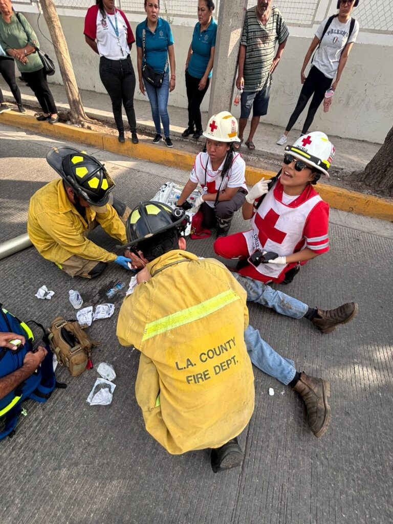 Paramédicos de Cruz Roja auxiliando al adulto mayor.
