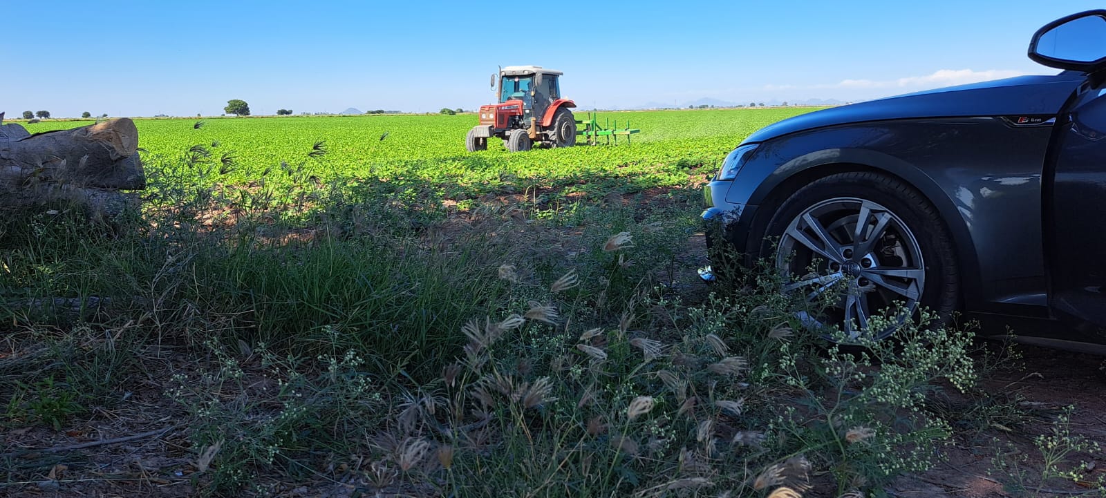 Vehículo y maquinaria en campo agrícola de Sinaloa