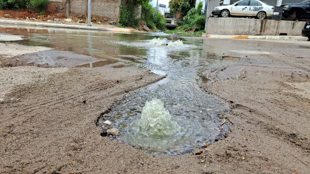 Aguas negras inundan calles de Guamúchil por taponamiento de drenaje