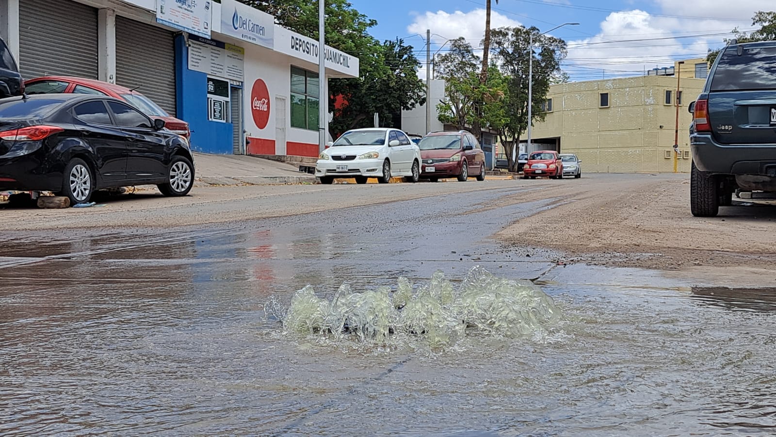 Aguas negras inundan calles de Guamúchil por taponamiento de drenaje