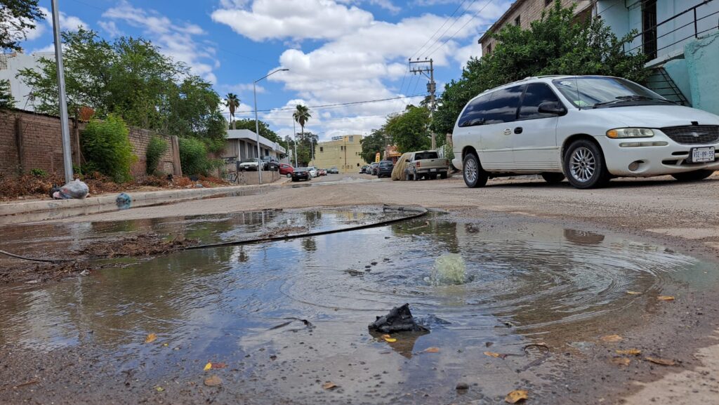 Aguas negras inundan calles de Guamúchil por taponamiento de drenaje