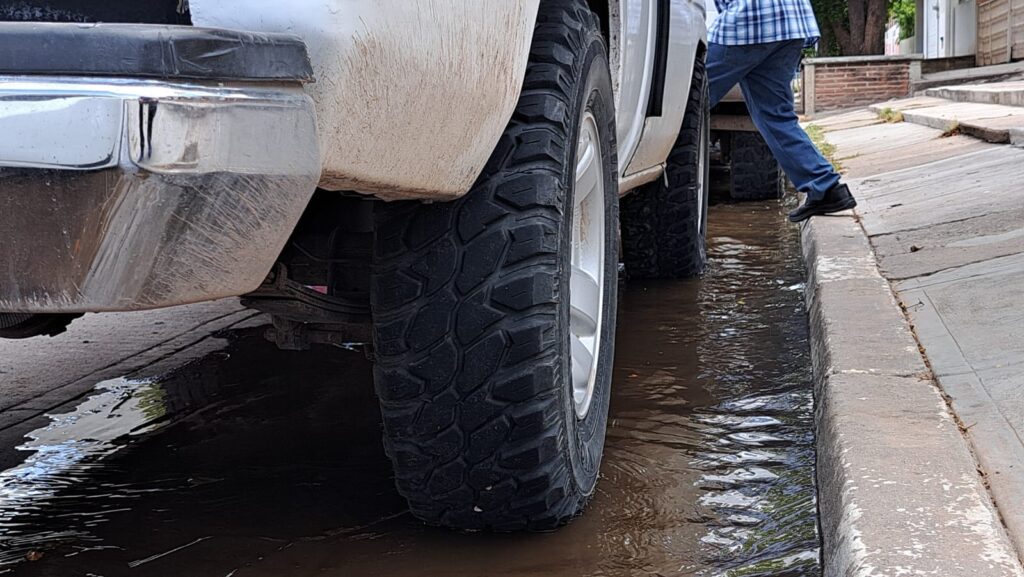 Aguas negras inundan calles de Guamúchil por taponamiento de drenaje
