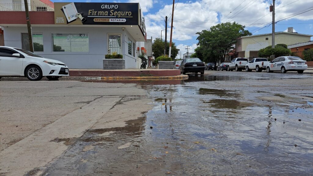 Aguas negras inundan calles de Guamúchil por taponamiento de drenaje