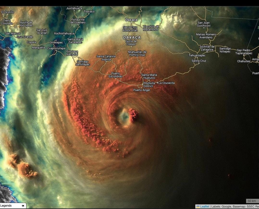 Al caer la noche, así se ve el ojo del poderoso huracán Erick