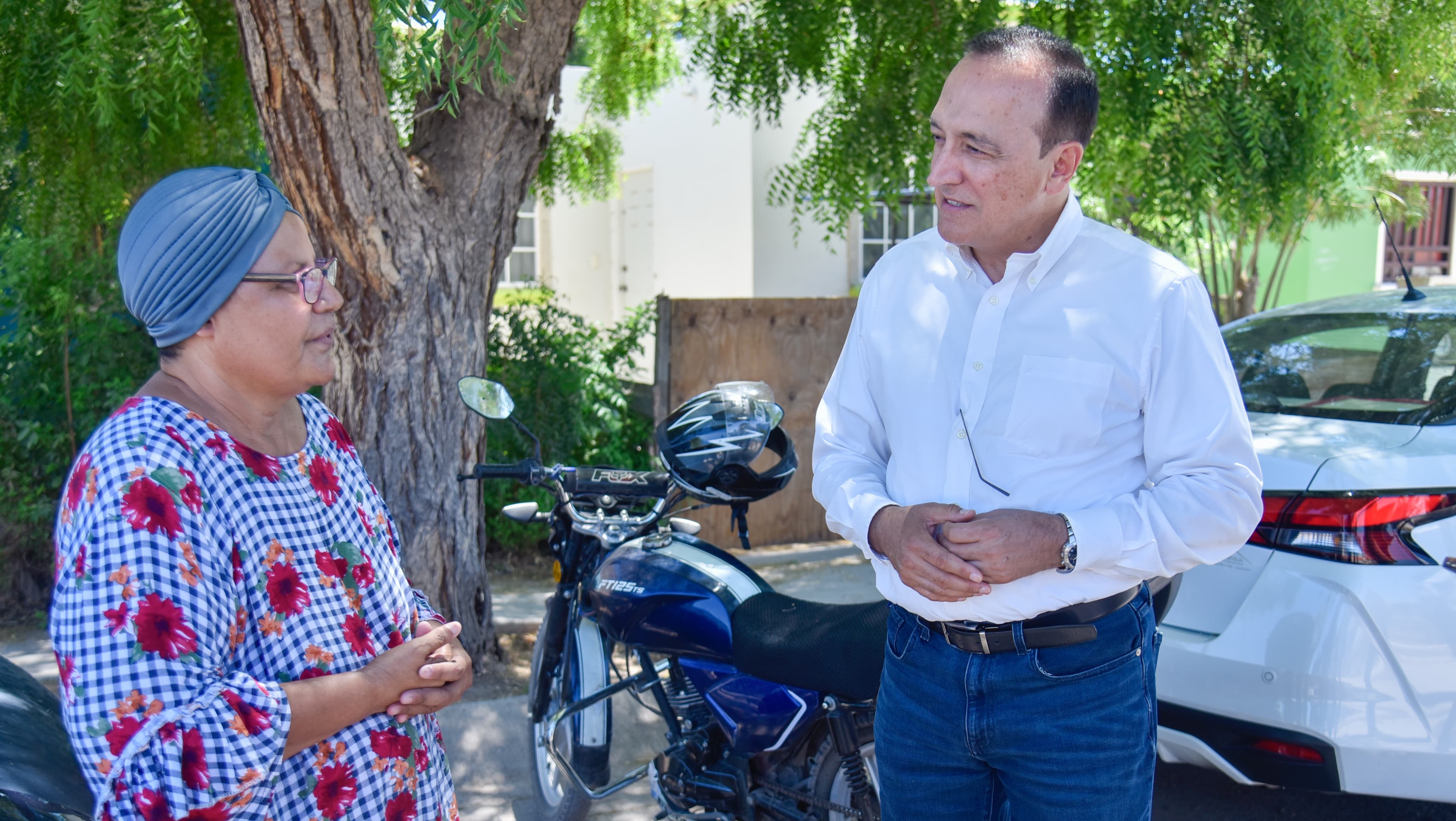 Alcalde Antonio Menéndez ofrece a Rita solución a trabas para construcción de pie de casa prometido
