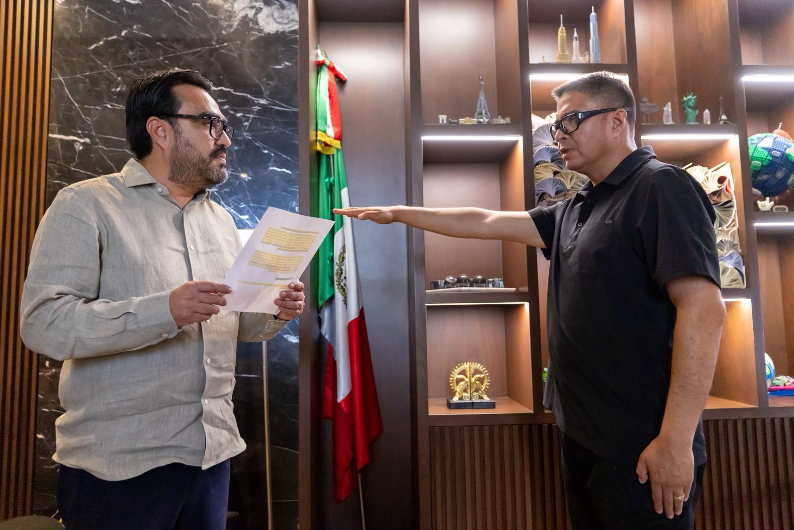 Alcalde Juan de Dios Gámez Mendívil le tomó protesta del coronel Alejandro Bravo Martínez