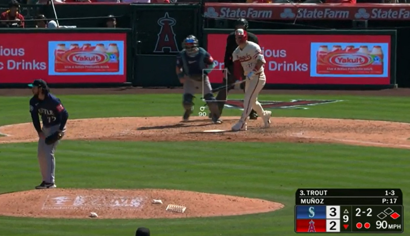 El sinaloense Andrés Muñoz, al ponchar a Mike Trout en el noveno inning del juego de este domingo