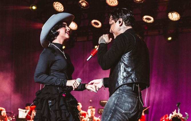 Viralizan gesto de Ángela Aguilar hacia Nodal en pleno concierto: 