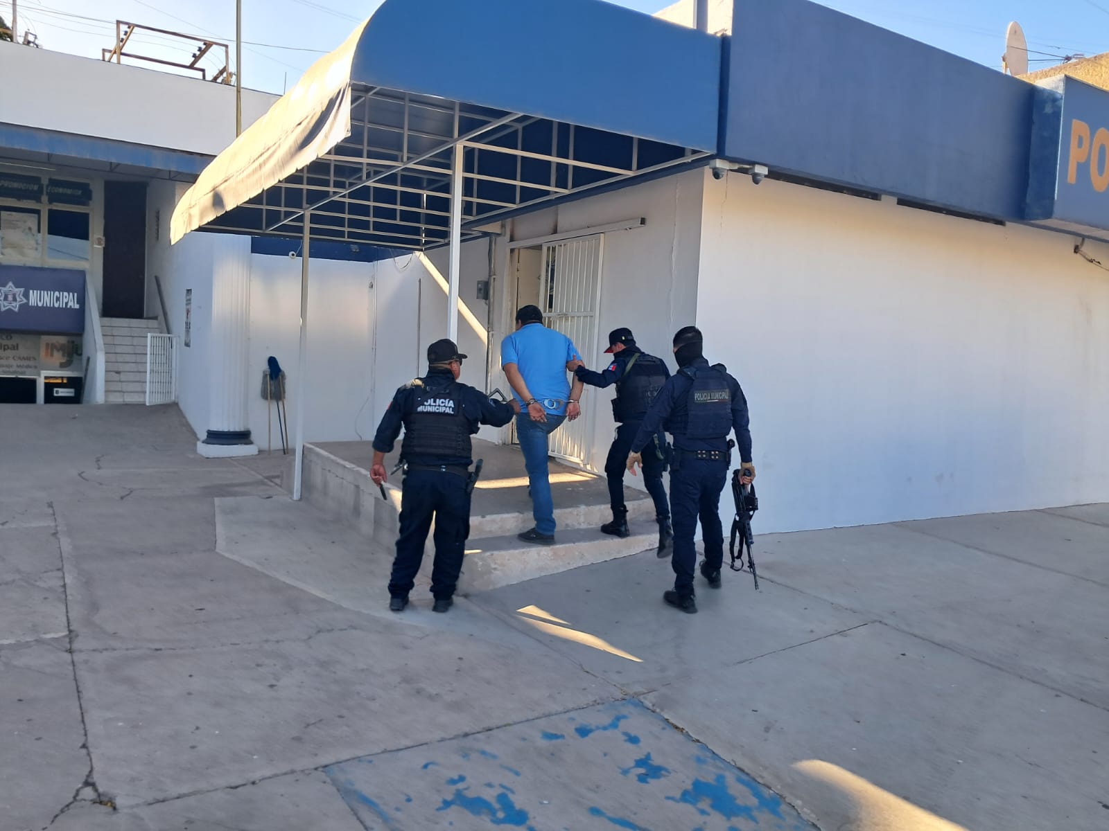 Detienen a hombre por agredir a su hija